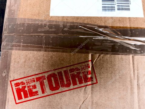 Cliente che prepara un reso con etichetta di spedizione