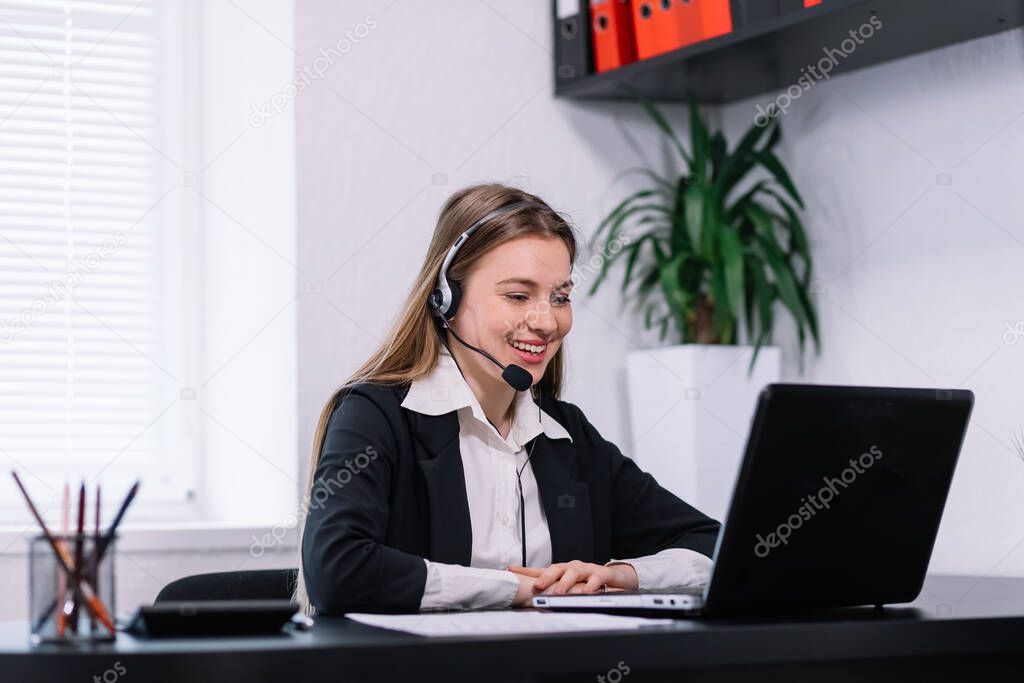 Operatore assistenza clienti al telefono con cliente