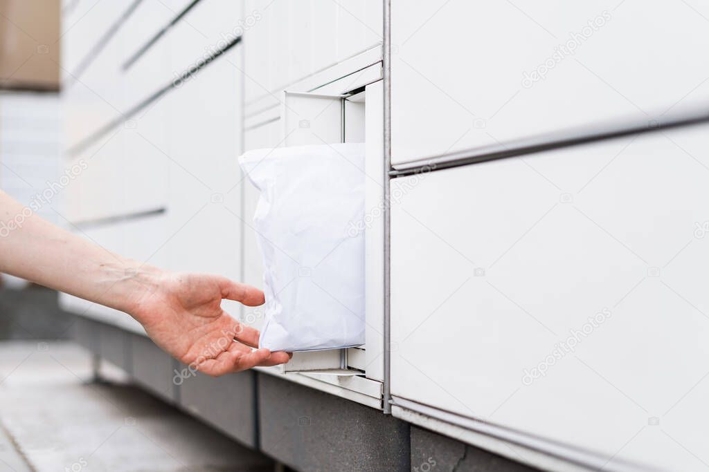 Pacco imballato in modo sicuro con simbolo di affidabilità