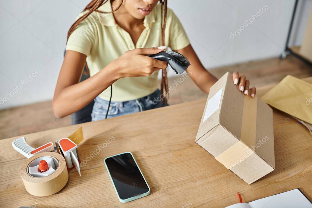 Etichetta di spedizione applicata correttamente su un pacco