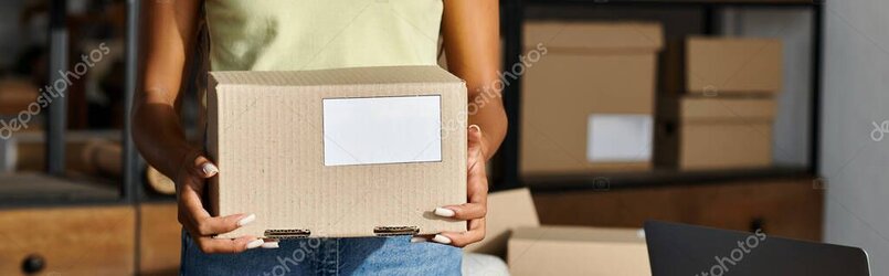 Imballaggio sicuro di un pacco in cartone con materiali protettivi